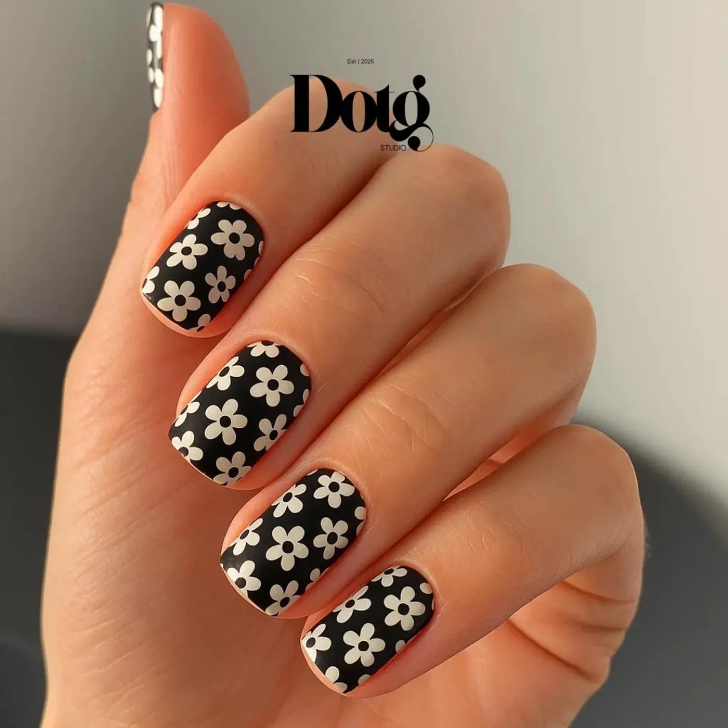 Black & White Daisy Nail Wraps